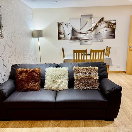 Azim And Suzi'S City Centre Apartment Інвернесс Екстер'єр фото